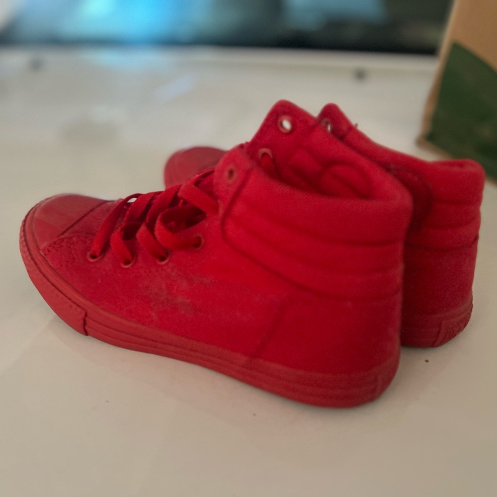 Red low top converse